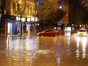 Şiddetli yağmur Fethiye’de su baskınlarına neden oldu