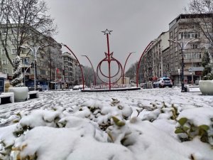 Sultangazi güne beyaz örtü ile uyandı