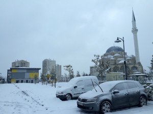 Başakşehir güne beyaz örtüyle uyandı