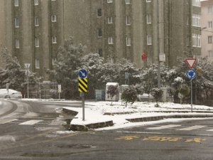 Kağıthane’de ara sokaklar beyaz örtü ile kaplandı