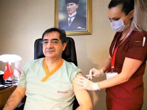 Elazığ’da sağlık çalışanları aşı olmaya devam ediyor