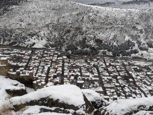 Kar altında kalan kenti 226 metre yükseklikten seyrettiler