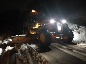 Manisa’da karla mücadele gece boyunca devam etti