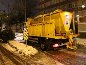 Kağıthane’de karla mücadele 24 saat sürüyor