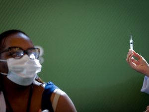 Brezilya’da ilk Covid-19 aşısı siyahi hemşireye yapıldı