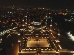 Beyaz örtüye bürünen Çamlıca Camii hayran bıraktı