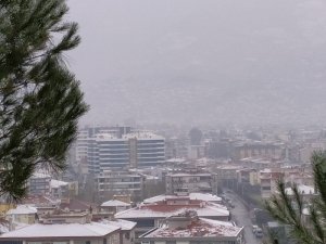 10 yıl aranın ardından Tire merkeze kar yağdı
