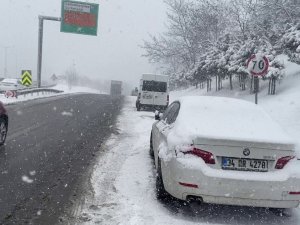 Sultangazi’de kar nedeniyle sürücüler araçlarını yol kenarına park etti