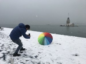 Kız Kulesi beyaz gelinliğini giydi: Fotoğrafçıların akınına uğradı