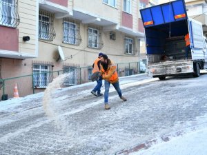Esenyurt’ta buzlanmaya karşı çalışmalar devam ediyor
