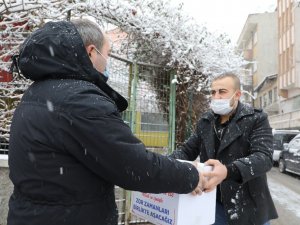 Cafe ve kıraathane sahibi esnaflara gıda yardımı