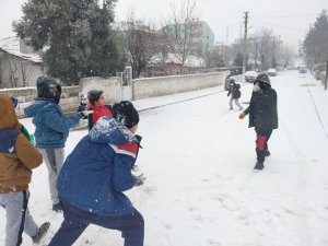Kar yağışı çocukların yüzünü güldürdü