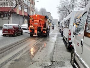 Bayrampaşa Belediyesi karla mücadele ekibi aralıksız çalışıyor