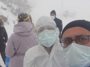 Kepsutlu sağlıkçılar kar altında zorlukla görev yapıyor