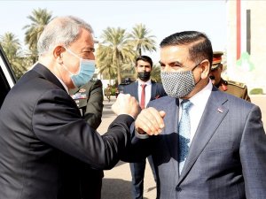 Bakan Akar, Irak Savunma Bakanlığında askeri törenle karşılandı