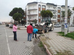 Mahalle muhtarından vatandaşlara "Yağmursuyu ızgaralarını temiz tutalım" çağrısı