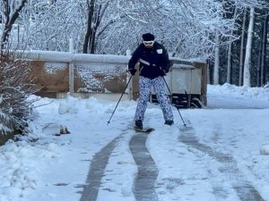 Sokakta kayak malzemeleri ile kar keyfi