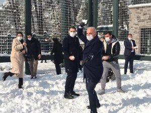 Gençlerin isteğini kırmayan belediye başkanı kartopu savaşında
