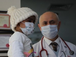 2 yaşındaki Tuğba kardeşinden alınan ilikle hayata tutundu