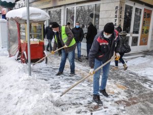 Kaldırımlar temizleniyor