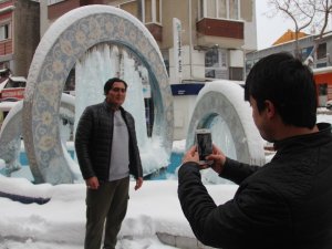 Şehrin sembollerinden çinili süs havuzu buz tuttu