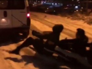 Buzlanan sokakta gençlerin tehlikeli oyunu