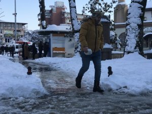 Karda ’penguen yürüyüşü’ hayat kurtarıyor