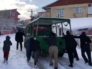 İBB’nin cenaze aracını karda vatandaşlar itti