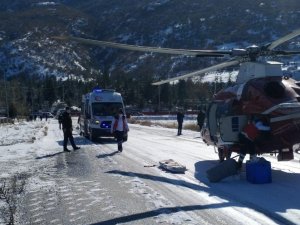 Hava ambulansı karla kaplanan yola inip hasta nakli gerçekleştirdi