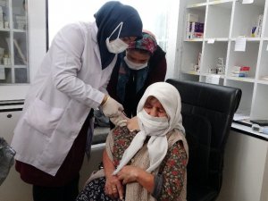 Isparta’da huzurevi ve yaşlı bakım merkezlerinde kalanlar ile personelleri aşılandı