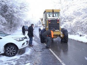 Kaza yapan aracı ekipler kurtardı