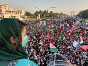 Pakistan’da iktidar partisine yönelik davaların 6 yıldır ertelenmesi protesto edildi