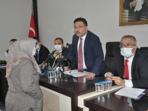 Halk toplantısında katılan vatandaşlar validen tablet istedi