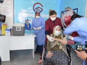 Erzurum’da Bakımevinde kalan yaşlılar aşılanmaya başlandı