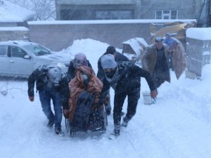 Yolda mahsur kalan hastalar kurtarıldı