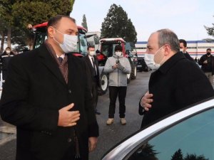 Bakan Varank Sakarya’da traktör fabrikasında incelemelerde bulundu