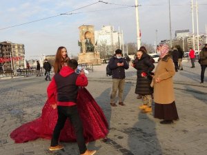Taksim’de gözler ona çevrildi, görenler dönüp tekrar tekrar baktı