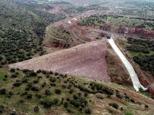 Aliağalı üreticilerin sabırsızlıkla beklediği Kalabak Barajı’nın gövde dolgusu tamamlandı