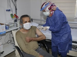 Huzurevi sakinlerine CoronaVac aşıları yapıldı