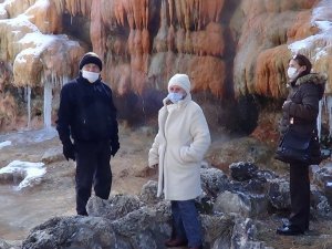 Hava sıcaklığı eksi 12’ye düştü, yapay sıcak su şelalesi dondu