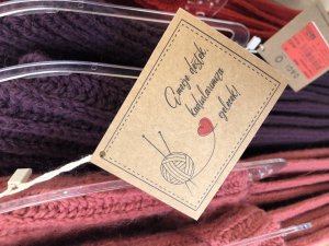 Kadın emeği el örgüsü atkı ve bereler raflarda