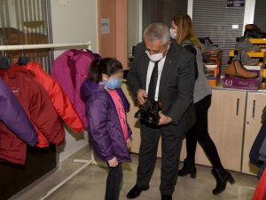 Yetim ve öksüz çocuklar üşümesin diye mont ve bot yardımı yapıldı