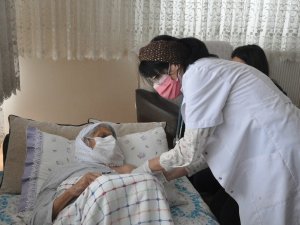 Şırnak’ta 90 yaş ve üzeri vatandaşlar için evde aşı yapılmasına başlandı