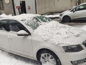 Kar kütleleri aracın üzerine düştü, faciadan dönüldü