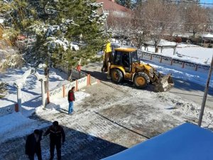 Dumlupınar’da kar ve buz ile mücadele