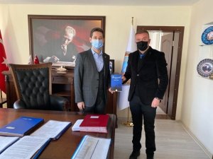 Kayamakama kendi yazdığı kitabı hediye etti