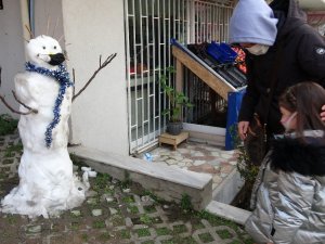 Kartal’da kardan adamı çalınan küçük kıza sürpriz