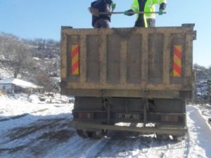 Süt için karlı yollar tuzlandı