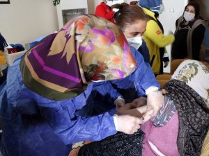 Yozgat’ta 90 yaş üstü vatandaşlar evlerinde aşılanmaya başladı