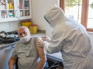 Kepez’de huzurevi sakinlerine Covid aşısı